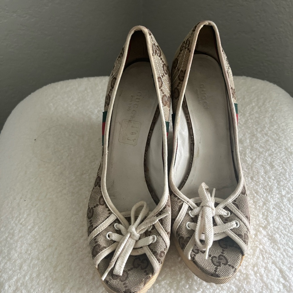 Gucci Beige Monogram Canvas Open-Toe wedge heels with Bow